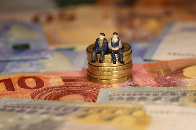 Οι διατάξεις του νόμου Κατρούγκαλου σχετικά με τις εισφορές ελεύθερων επαγγελματιών και αυτοαπασχολούμενων - οι οποίοι οδηγήθηκαν στον αφανισμό - κρίθηκαν αντισυνταγματικές.